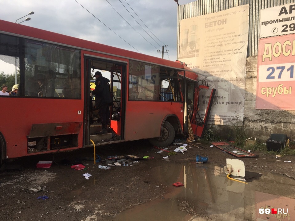 В Перми автобус врезался в стену: один человек погиб