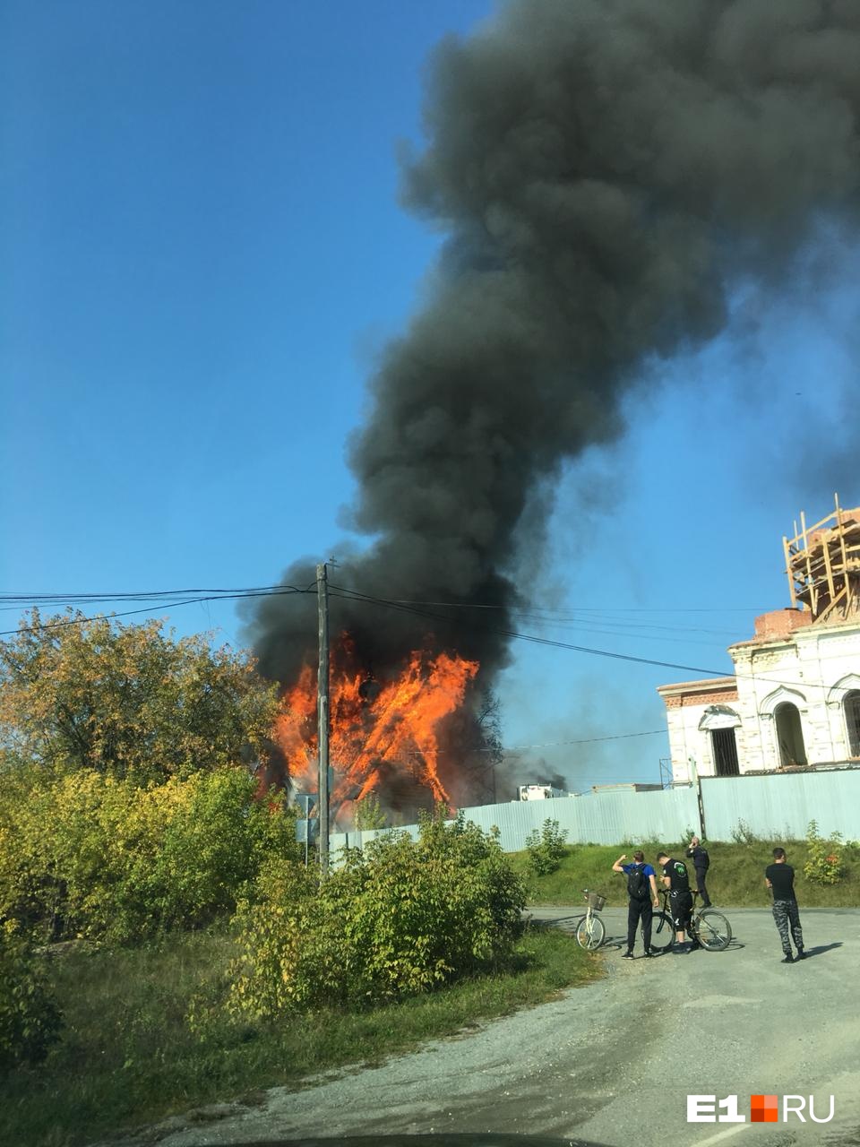 По словам читательницы, жители приехали помогать тушить По словам читательницы, жители приехали помогать тушить