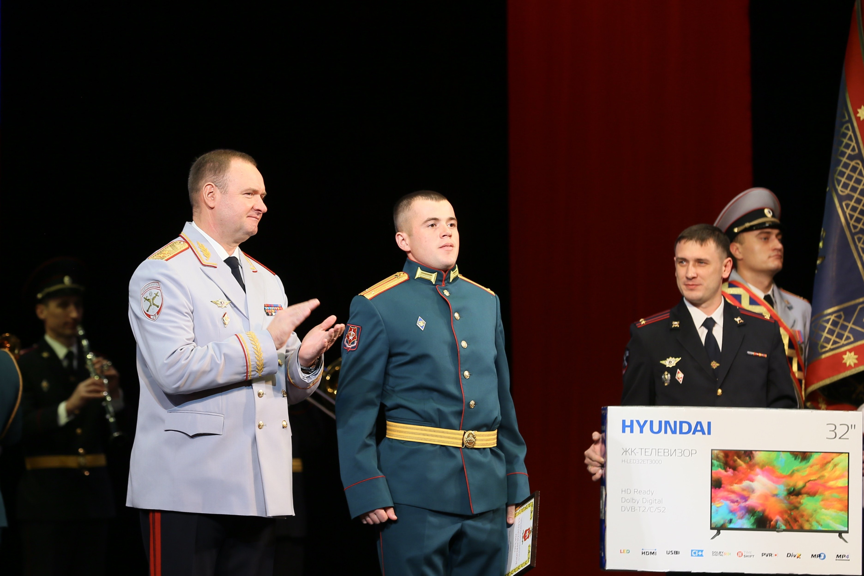 «Аплодировал весь зал»: генерал МВД наградил военного за спасение ребёнка из горящей машины