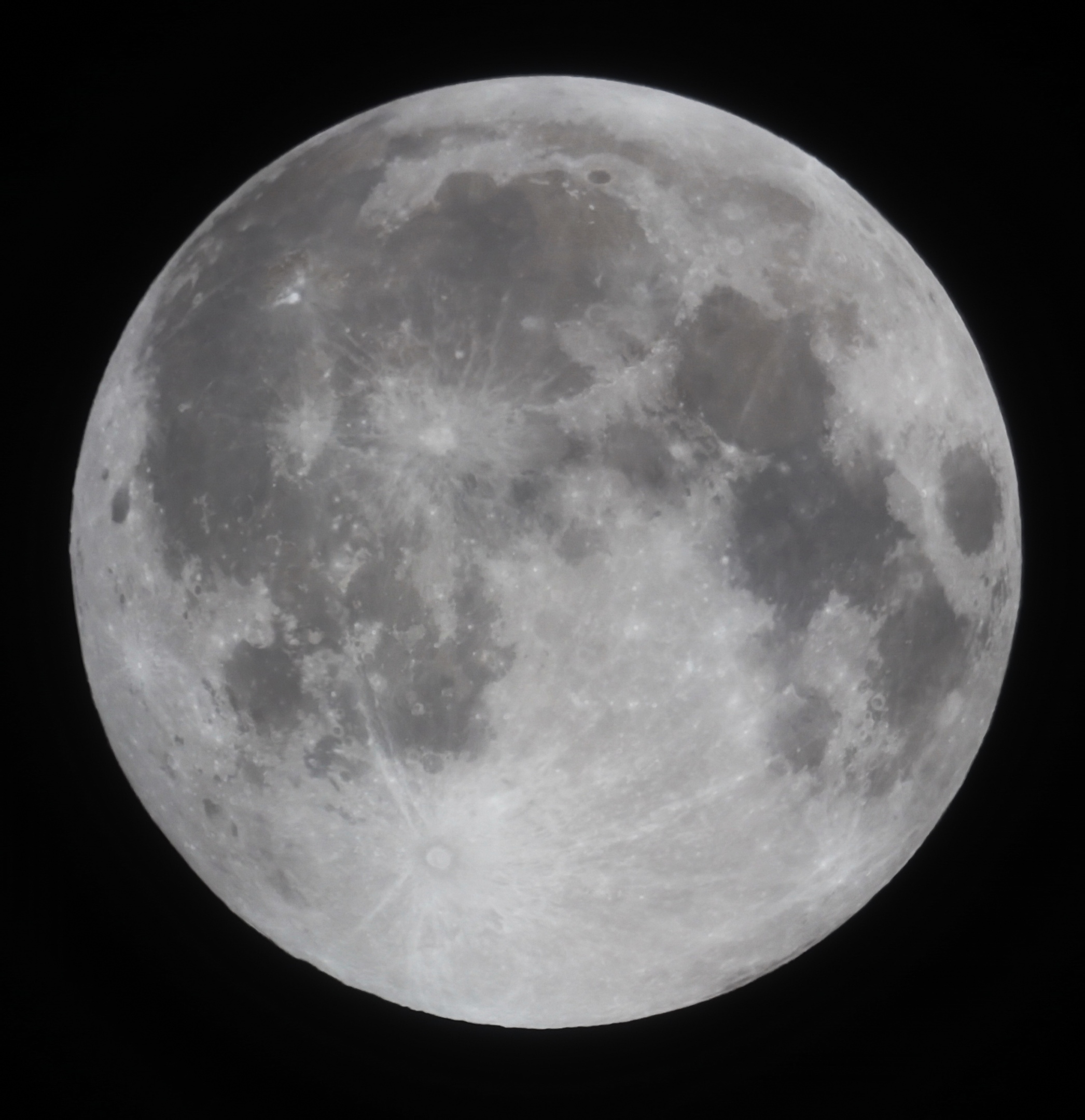 В Омске прошло лунное затмение — как это выглядело в трёх снимках