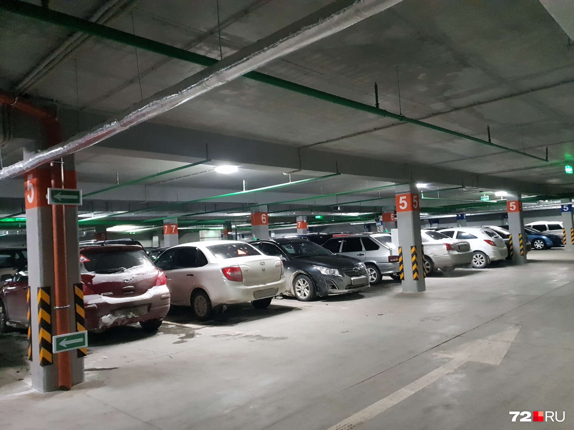 На подземном паркинге у драмтеатра сегодня с утра практически не было пустых мест. В обычные дни он заполняется примерно на 70% 