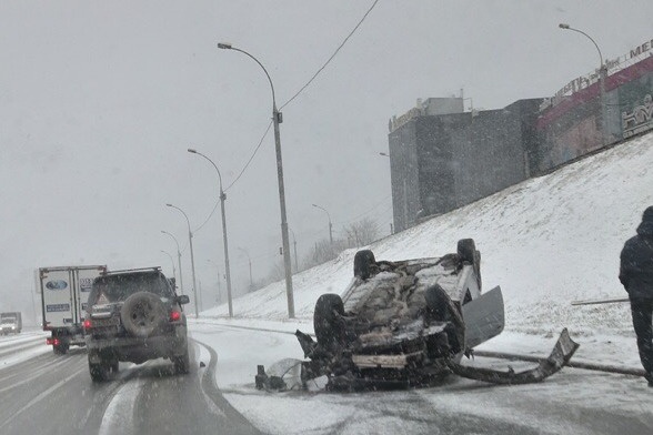 Авария случилась во время снегопада Авария случилась во время снегопада