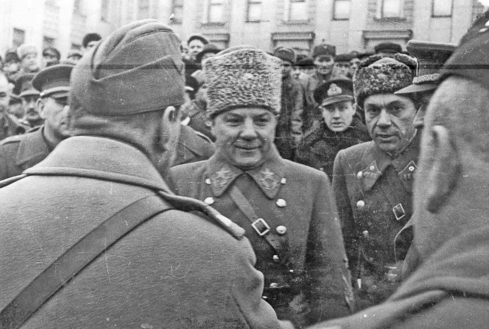 Маршал Климент Ворошилов с представителями иностранных дипмиссий Маршал Климент Ворошилов с представителями иностранных дипмиссий