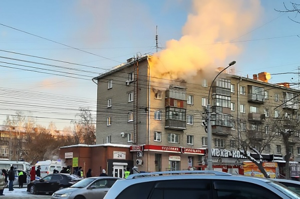 По словам очевидцев в соцсетях, из окон горящей квартиры выпрыгнули двое детей По словам очевидцев в соцсетях, из окон горящей квартиры выпрыгнули двое детей