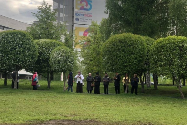В сквере этим вечером молятся православные верующие В сквере этим вечером молятся православные верующие