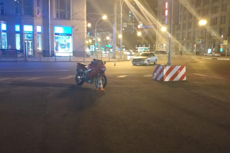 С места аварии мотоциклиста увезли в больницу С места аварии мотоциклиста увезли в больницу