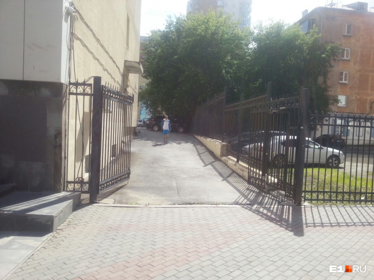 Так выглядит пожарный въезд Так выглядит пожарный въезд