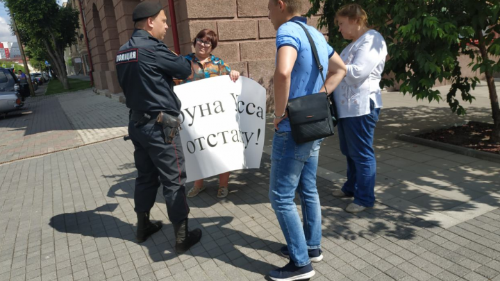 Серия одиночных пикетов в поддержку Давыденко идет у здания краевого правительства