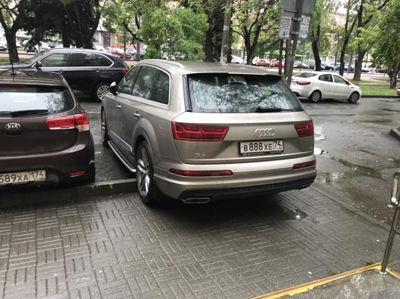 А владелец этого Audi Q7 зачем-то выкатился задними колёсами на тротуар: видимо, чтобы его «корабль» не торчал из ряда припаркованных машин. Но мог бы просто купить автомобиль по размеру, чтобы не мучить себя и других