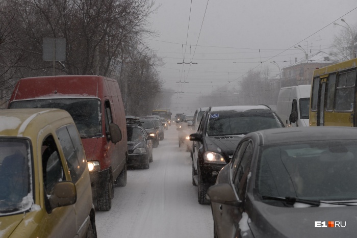 Огромные пробки в городе появляются уже днем Огромные пробки в городе появляются уже днем