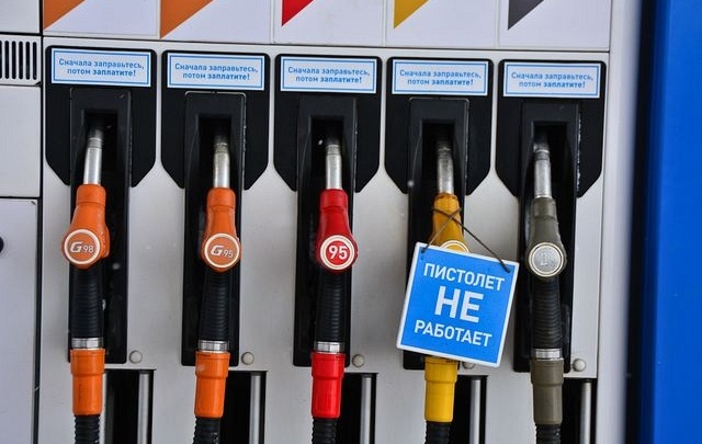 За полмесяца бензин на челябинских АЗС подешевел в среднем почти на рубль