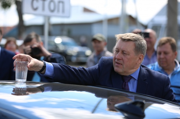 Мэр проинспектировал новую дорогу проверенным методом — с помощью гранёного стакана с водой Мэр проинспектировал новую дорогу проверенным методом — с помощью гранёного стакана с водой