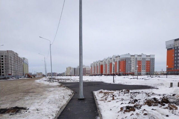 Фонарный столб расположился прямо на середине тротуара Фонарный столб расположился прямо на середине тротуара