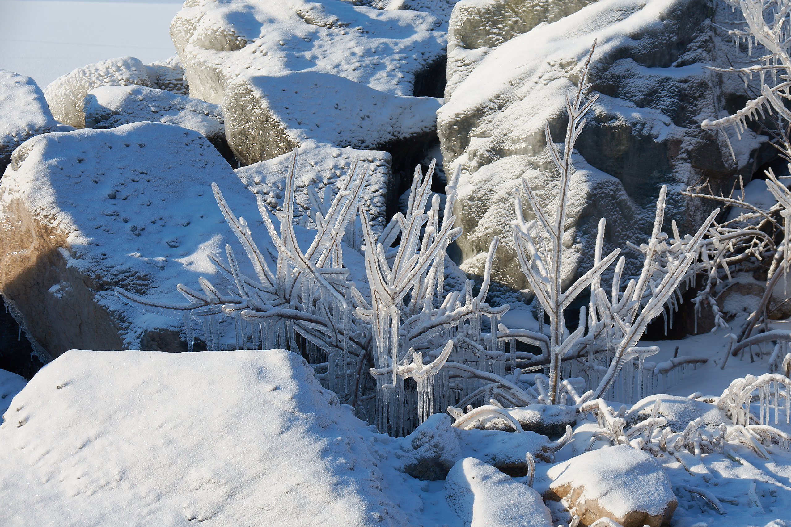 зимний персонаж сковывающий воду. неогарскийиводопад. замерзший ниагарский водопад 1948. снег и лед в природе город оленегорск. его мороз льдом сковывает 5 букв.