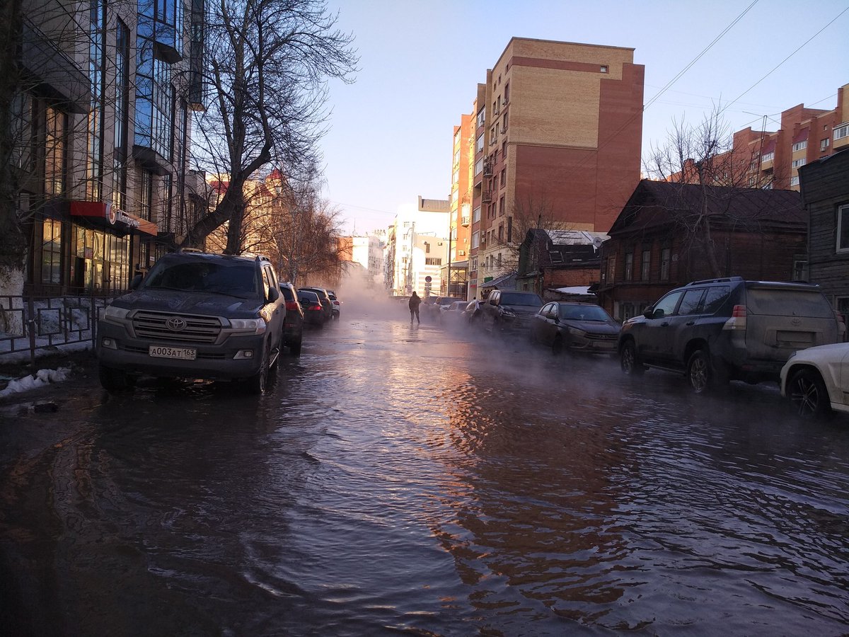 Наводнение в самаре сегодня. Затопленные улицы Самары. Лужа в Самаре. Наводнение в Самаре в 2019. Самара фонтан кипятка.