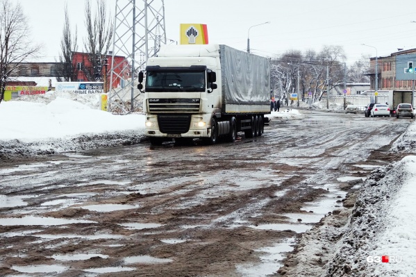 Заводское шоссе зимой 2020 года перехватило пальму первенства по «убитости» у улицы Дачной, <a href="https://63.ru/text/gorod/422112674529282.html" target="_blank" class="_">известной своими «лунными кратерами»</a> Заводское шоссе зимой 2020 года перехватило пальму первенства по «убитости» у улицы Дачной, <a href="https://63.ru/text/gorod/422112674529282.html" target="_blank" class="_">известной своими «лунными кратерами»</a>
