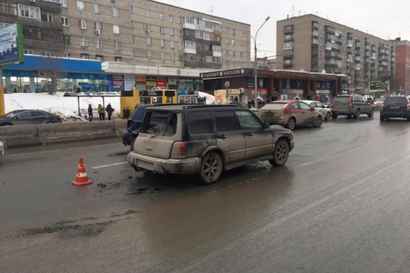 В аварии на Красном проспекте пострадал 9-летний ребёнок, которого увезли в больницу В аварии на Красном проспекте пострадал 9-летний ребёнок, которого увезли в больницу