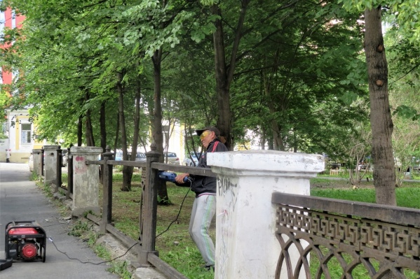 Чугунный забор украшал сквер, но вместо него поставят пластиковый Чугунный забор украшал сквер, но вместо него поставят пластиковый