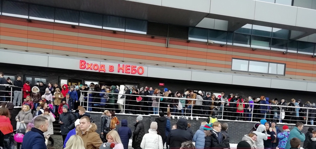 Из ТРЦ «Небо» на площади Лядова эвакуировали свыше 1200 человек
