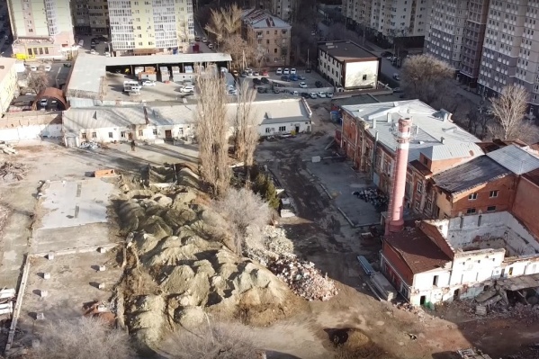 Пристройку исторического здания активно разбирают Пристройку исторического здания активно разбирают