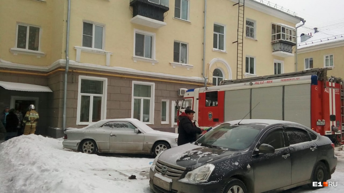 В Екатеринбурге бомбу ищут в здании детской больницы В Екатеринбурге бомбу ищут в здании детской больницы