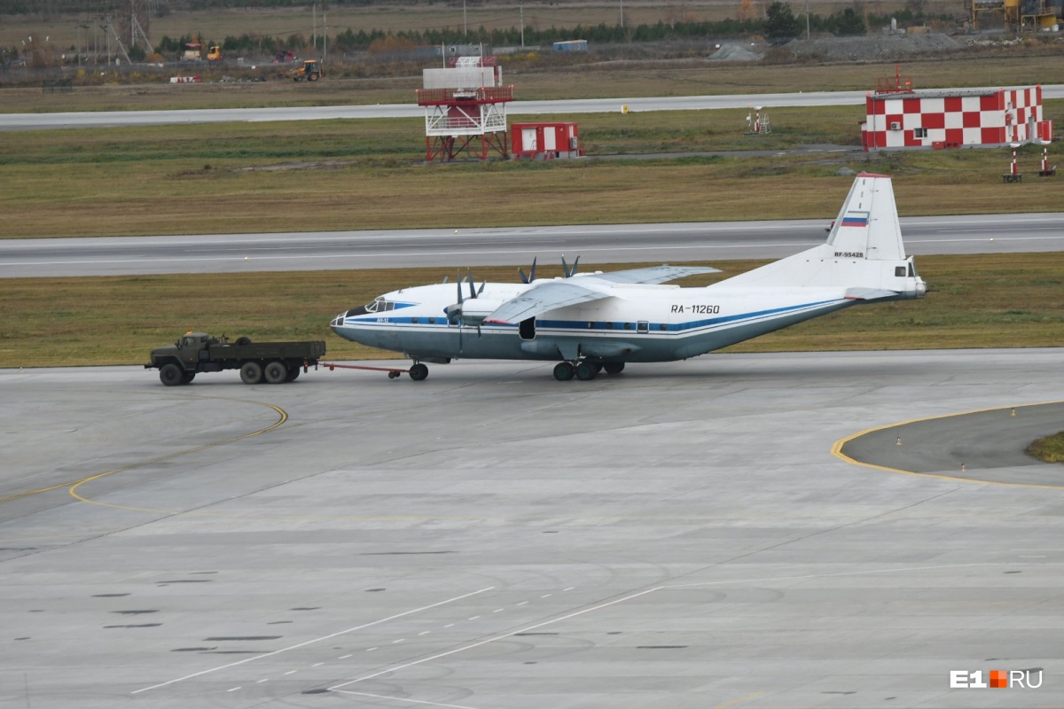 Из-за севшего на брюхо Ан-12 в Кольцово задержали 40 рейсов