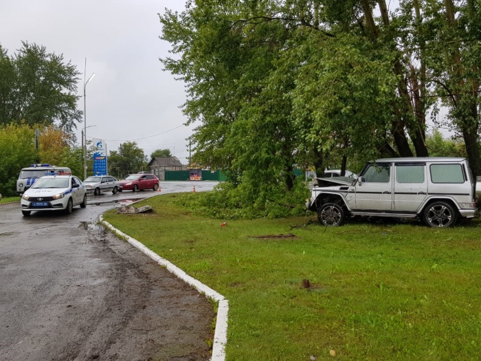 Автомобиль слетел с дороги и перевернулся Автомобиль слетел с дороги и перевернулся