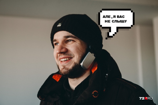 Беспроводная гарнитура была не у всех. Не беда: телефон отлично держался с помощью шапки<br> Беспроводная гарнитура была не у всех. Не беда: телефон отлично держался с помощью шапки<br>