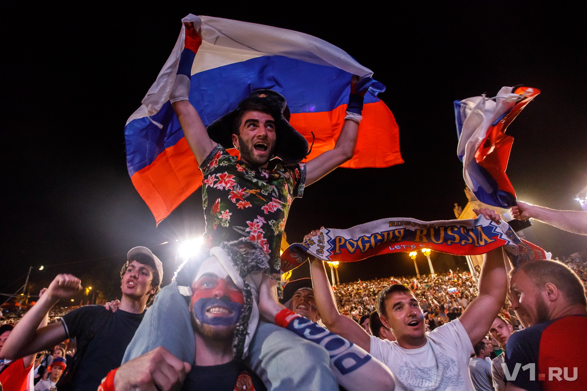 Сборная России в плей-офф ЧМ-2018: Тысячи ликующих волгоградцев празднуют победу