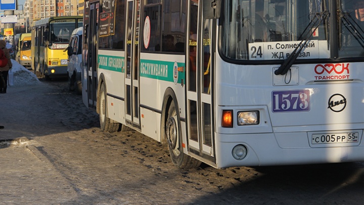 Омский перевозчик поставил на консервацию 40 больших автобусов