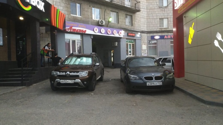 «Краснодар не отстает от наших»: владельцы авто атаковали тротуар на 7-й Гвардейской в Волгограде