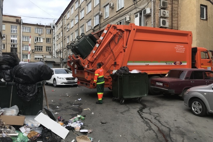 Разгребать завалы отходов в челябинских дворах круглосуточно должны сто мусоровозов