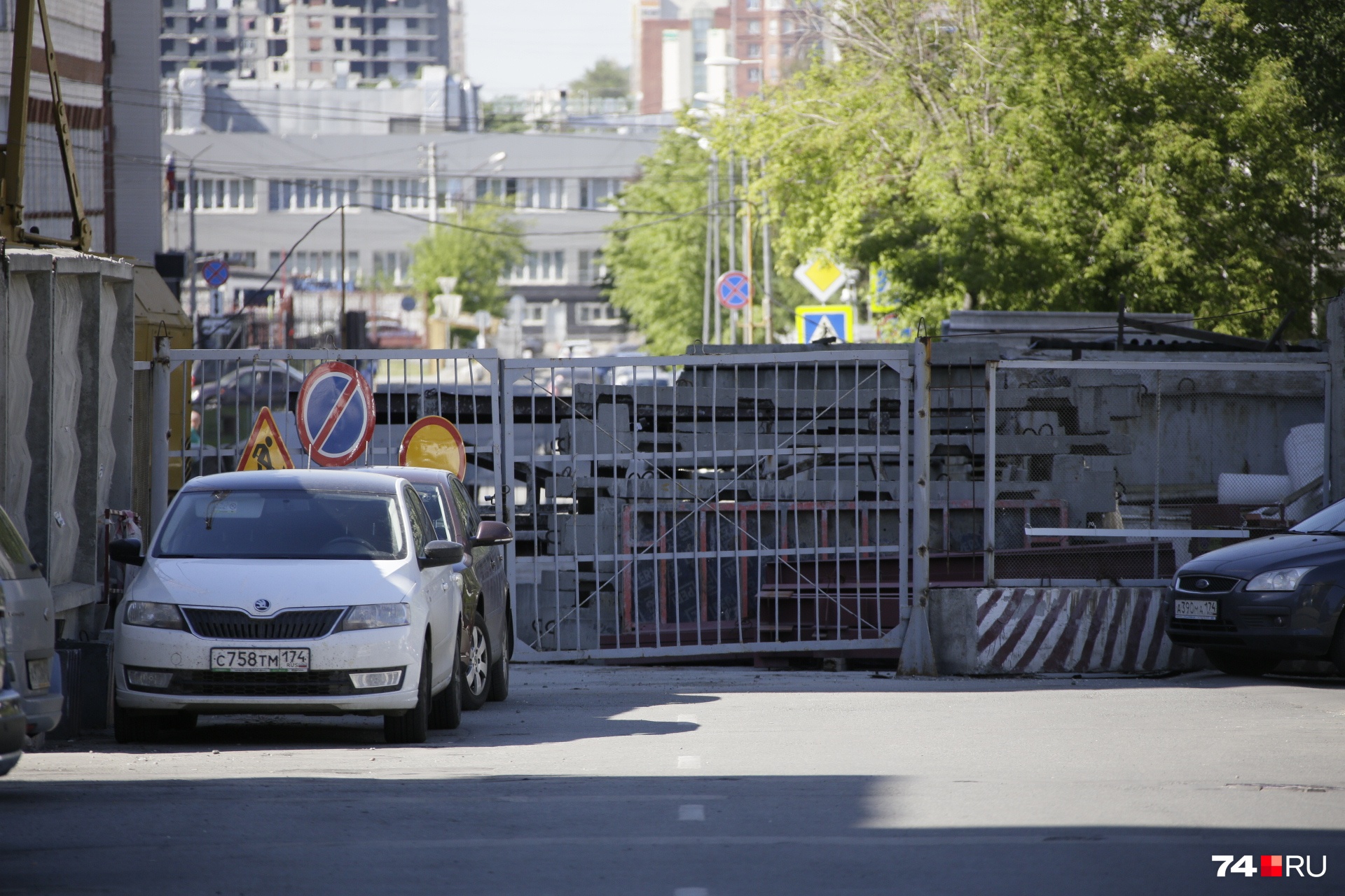 На площадке хранятся стройматериалы, но рабочих на долгострое не видно На площадке хранятся стройматериалы, но рабочих на долгострое не видно