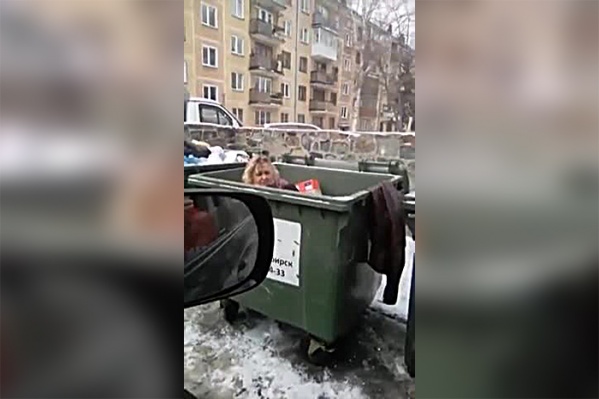Сидящая в контейнере женщина была шокирована и плакала Сидящая в контейнере женщина была шокирована и плакала