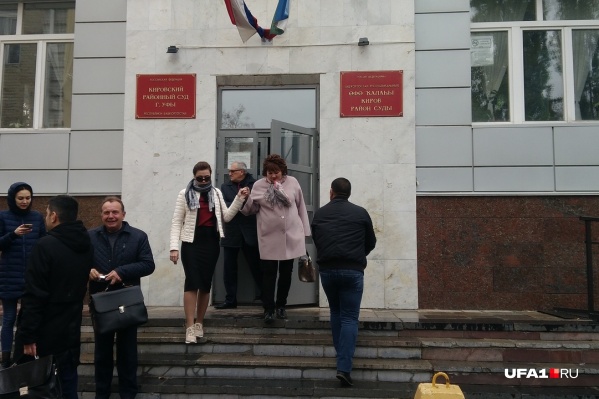 Из Кировского суда потерпевшая выходила под руку со своим адвокатом Из Кировского суда потерпевшая выходила под руку со своим адвокатом