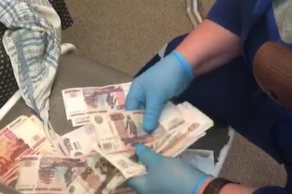 Медики пересчитали деньги и всё вернули старушке Медики пересчитали деньги и всё вернули старушке
