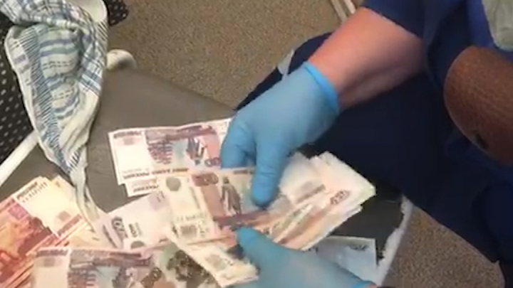 Объявились хозяева денег, которые сыпались из пальто бабушки в уфимской городской больнице