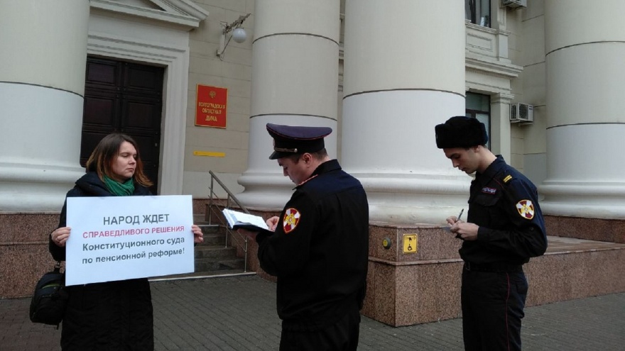 «В День Конституции хуже, чем в 1990-е»: в Волгограде у обладминистрации провели пенсионный пикет