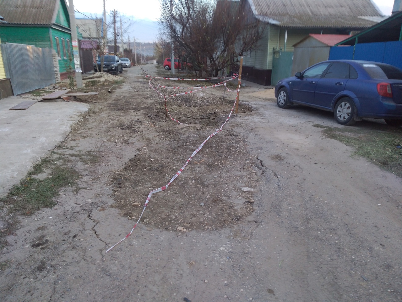«Разве за это платят жители?»: в Волгограде машины проваливаются в яму после ремонта водопровода