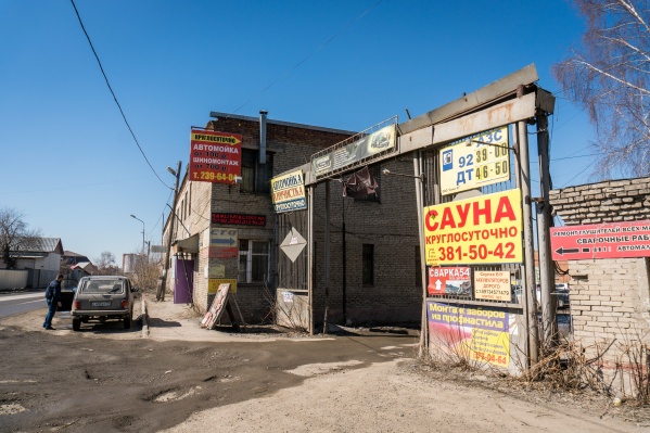 Бывшая военная территория с автосервисами, заправками и сауной занимает почти 3 га Бывшая военная территория с автосервисами, заправками и сауной занимает почти 3 га