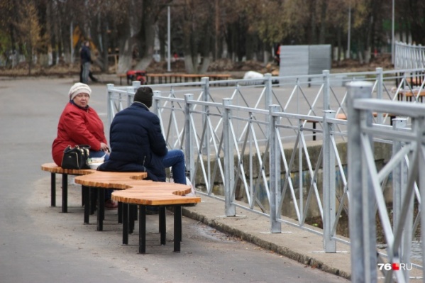 Вокруг пруда впервые установили забор. Теперь точно никто не упадёт в воду Вокруг пруда впервые установили забор. Теперь точно никто не упадёт в воду