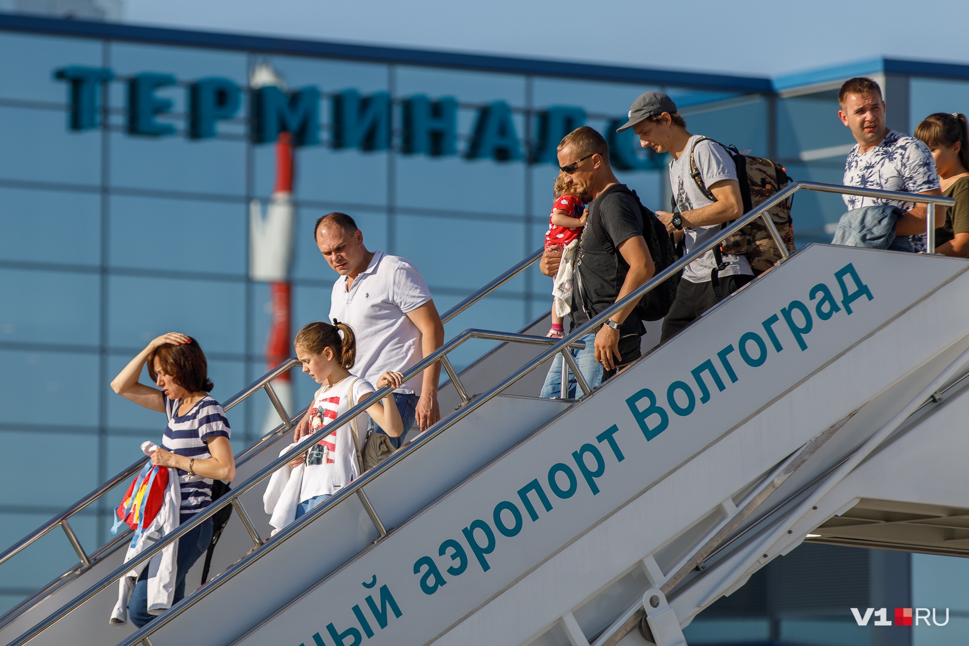 В Волгограде запустили водяную арку над первым самолетом из Ростова-на-Дону
