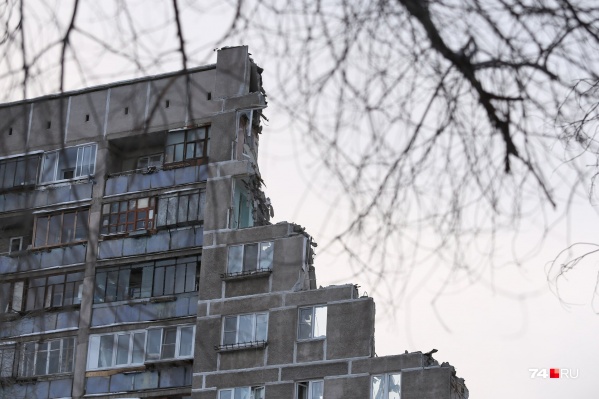 Одна половина дома оказалась за переезд, другая половина — против Одна половина дома оказалась за переезд, другая половина — против