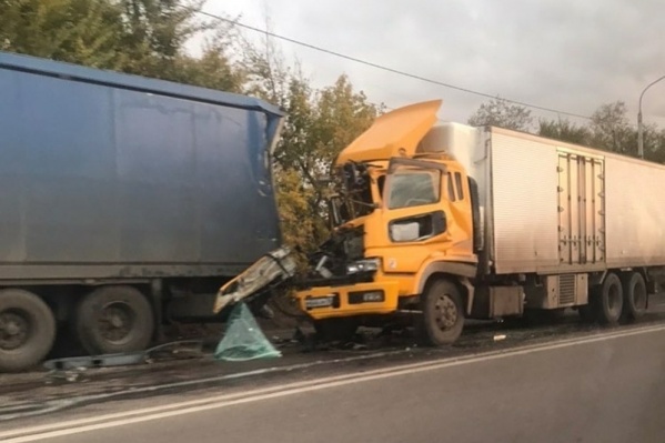 Кабина водителя оказалась серьёзно повреждена Кабина водителя оказалась серьёзно повреждена