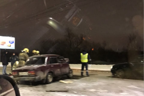 ВАЗ выехал на встречную полосу ВАЗ выехал на встречную полосу
