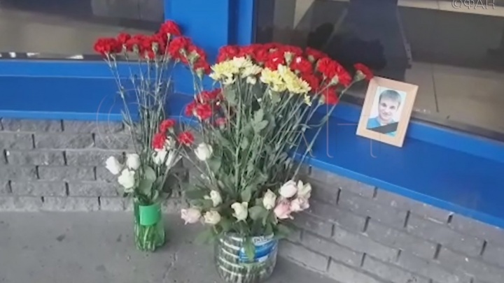 Родственники и друзья погибших несут цветы к проходной завода имени Свердлова в Дзержинске