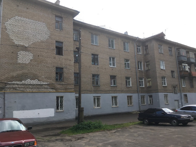 Снаружи дом выглядит ненамного лучше Снаружи дом выглядит ненамного лучше