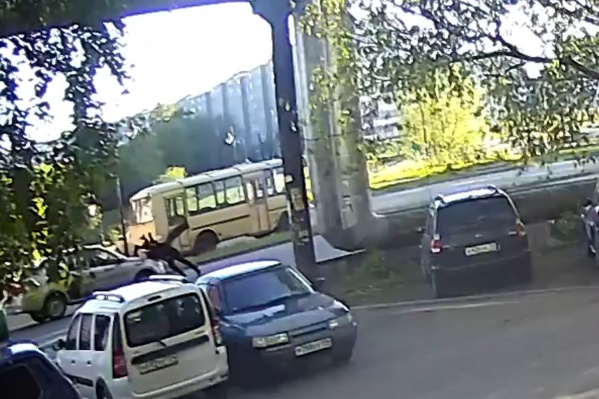 Пешеходы уже заканчивали переходить дорогу, когда в них влетела машина Пешеходы уже заканчивали переходить дорогу, когда в них влетела машина