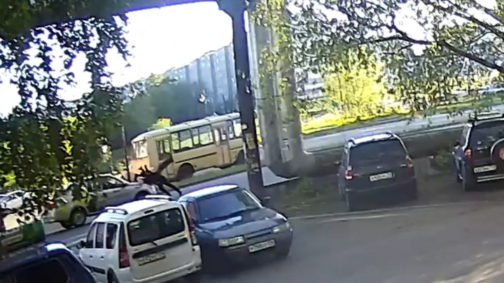 В Челябинске водитель «Яндекс.Такси» на полном ходу сбил двух пешеходов