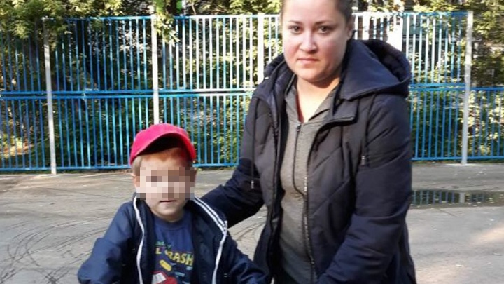 «Последний раз видели по пути от мини-рынка»: в Перми разыскивают маму с ребенком